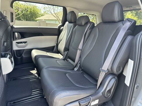 Used 2022 Kia Carnival EX FWD image 17