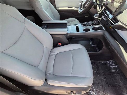 Used 2025 Toyota Sienna XLE AWD/4WD image 19