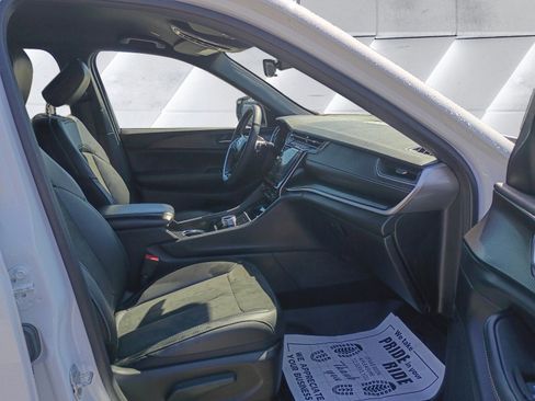 Certified 2025 Jeep Grand Cherokee Altitude image 16