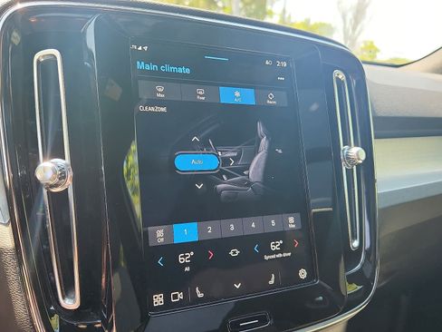 Used 2025 Volvo XC40 B5 Core image 18