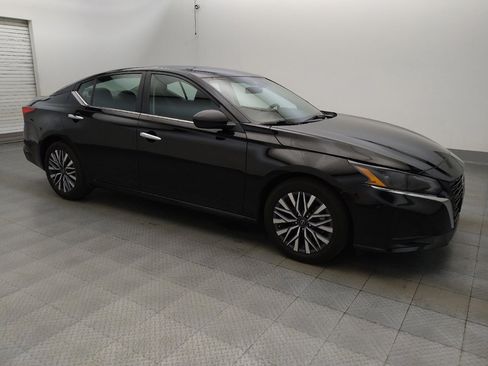 Used 2025 Nissan Altima 2.5 SV FWD image 11