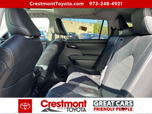 Certified 2025 Toyota Highlander XLE image 9