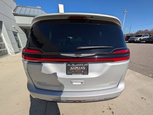 New 2026 Chrysler Pacifica Select image 10