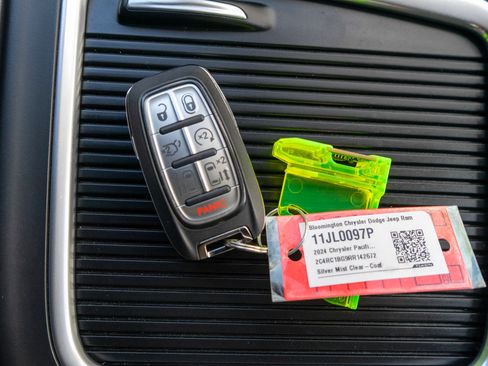 Used 2024 Chrysler Pacifica Touring-L FWD image 32