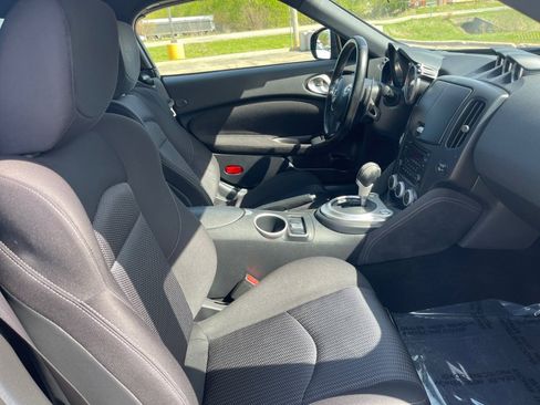 Used 2018 Nissan 370Z Roadster RWD image 15