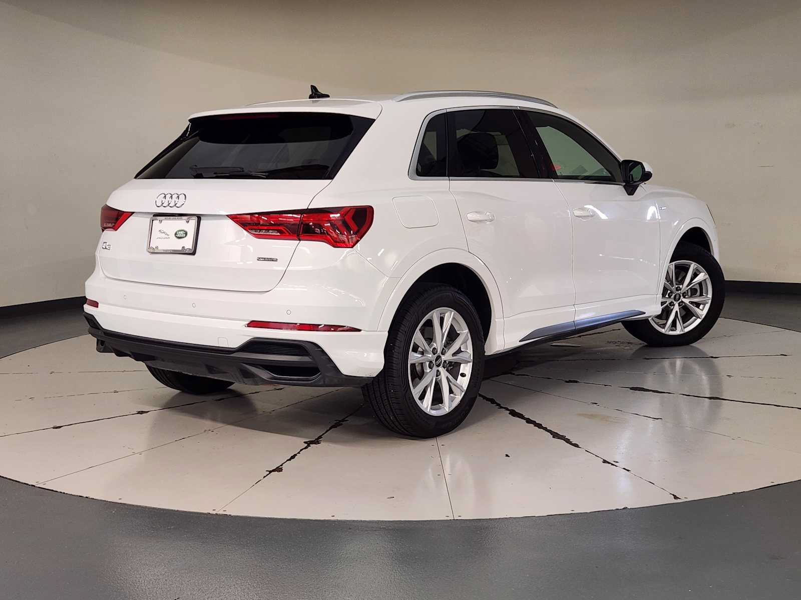 Used 2024 Audi Q3 2.0T Premium AWD/4WD image 2