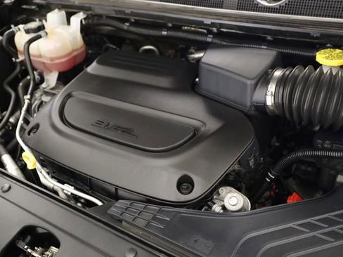 Used 2023 Chrysler Pacifica Touring-L image 11