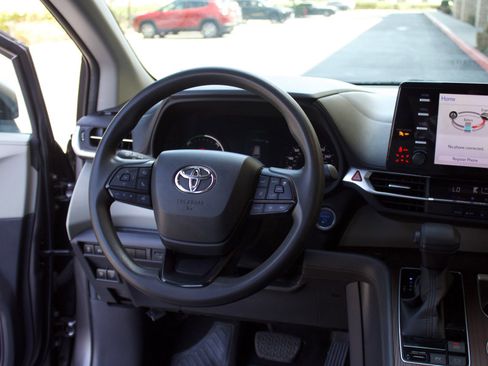 Used 2022 Toyota Sienna LE FWD image 16