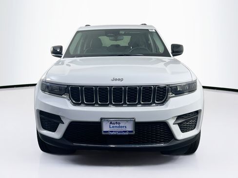 Used 2023 Jeep Grand Cherokee Laredo AWD/4WD image 2