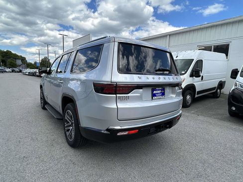 Used 2024 Jeep Wagoneer Series II w/ Flexible Seating Group RWD image 5
