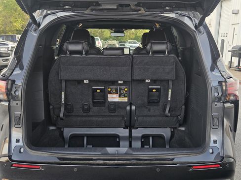 Used 2025 Toyota Sienna Limited image 12