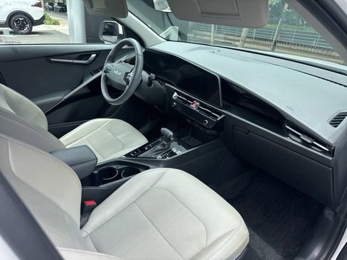 Used 2023 Kia Niro EX image 10