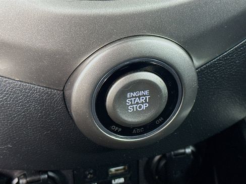 Used 2017 Hyundai Veloster Value Edition image 21