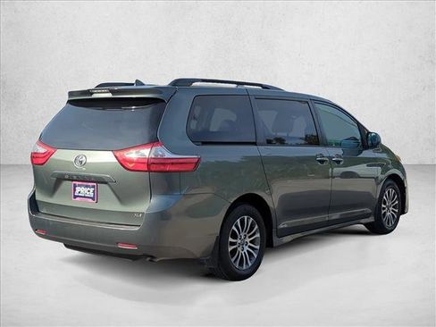 Used 2018 Toyota Sienna XLE image 5