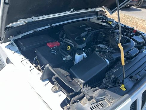 Used 2019 Jeep Wrangler Unlimited Sahara AWD/4WD image 39