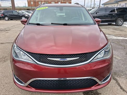 Used 2019 Chrysler Pacifica Touring-L image 9