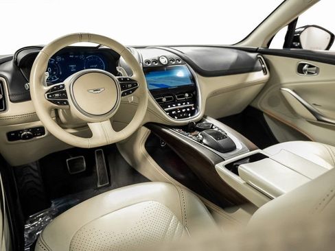Used 2021 Aston Martin DBX image 31