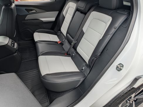 Used 2024 Chevrolet Equinox EV LT FWD image 16