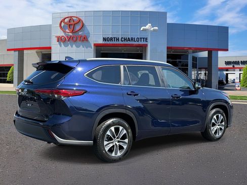 Used 2023 Toyota Highlander XLE FWD image 6