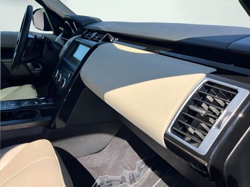 Used 2018 Land Rover Discovery SE image 38