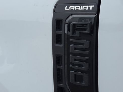 Used 2023 Ford F250 Lariat w/ Black Appearance Package image 8
