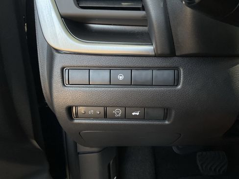 Used 2025 Nissan Rogue SV FWD image 21