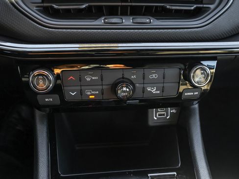 New 2026 Jeep Compass Latitude image 17