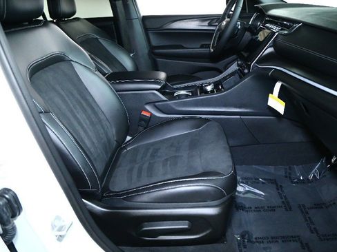 Used 2025 Jeep Grand Cherokee Altitude image 34