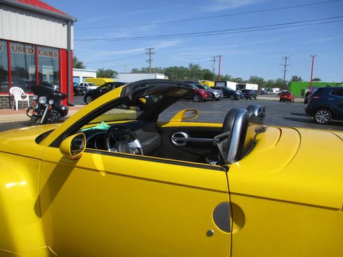 Used 2004 Chevrolet SSR w/ Preferred Equipment Group RWD image 5
