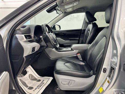 Used 2023 Toyota Highlander LE AWD/4WD image 12