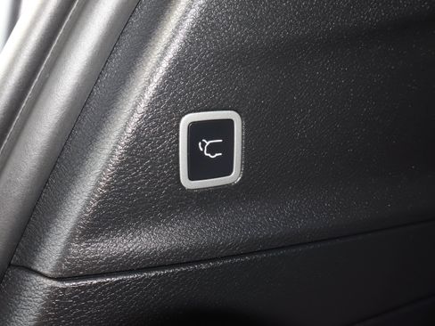 Used 2025 Chrysler Pacifica Limited FWD image 23