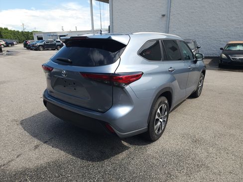 Used 2023 Toyota Highlander XLE FWD image 4