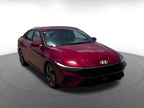 Used 2025 Hyundai Elantra SEL FWD image 16