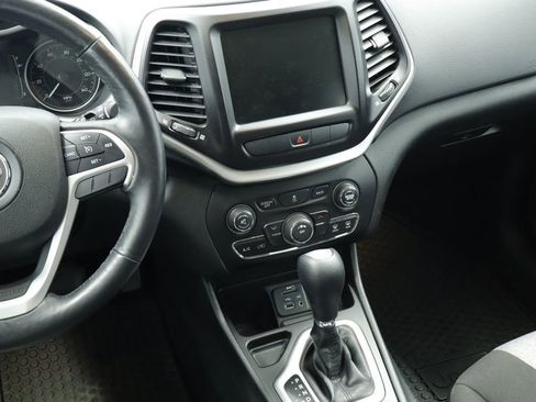 Used 2014 Jeep Cherokee Latitude w/ Cold Weather Group FWD image 24