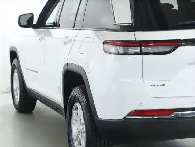 Used 2023 Jeep Grand Cherokee Laredo AWD/4WD image 42
