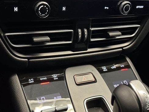 Certified 2025 Porsche Macan AWD/4WD image 23