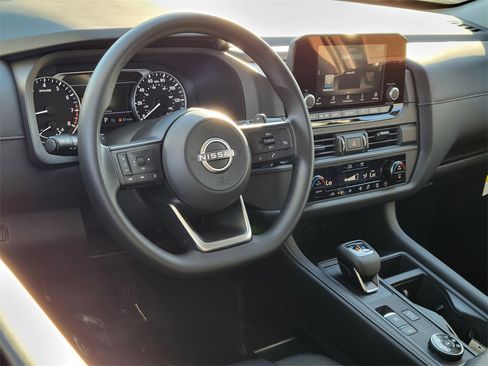 New 2025 Nissan Pathfinder S image 4