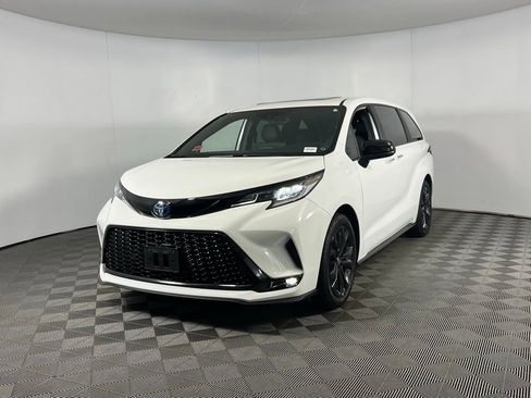 Used 2025 Toyota Sienna XSE image 10