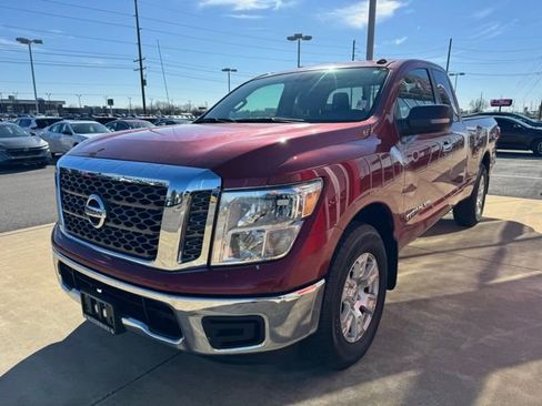 Used 2018 Nissan Titan SV image 7