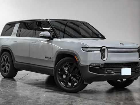 Used 2025 Rivian R1S Adventure AWD/4WD image 10