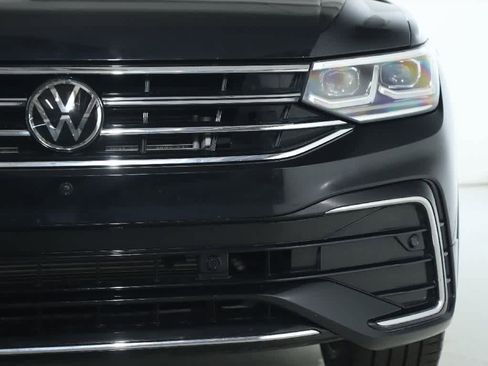 Certified 2022 Volkswagen Tiguan SEL R-Line image 9