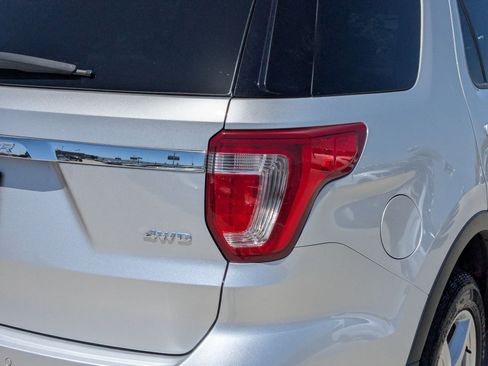 Used 2017 Ford Explorer XLT w/ Equipment Group 201A AWD/4WD image 11