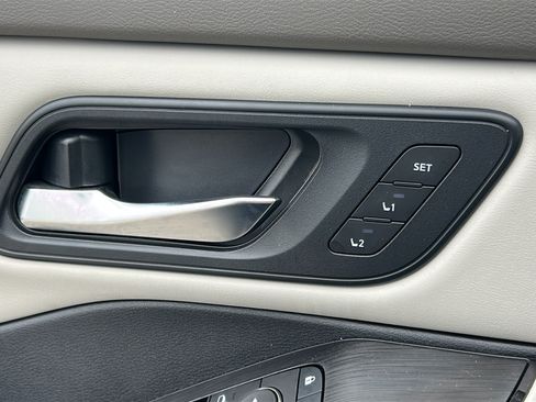 Used 2025 Nissan Rogue SL w/ Tech Package FWD image 11