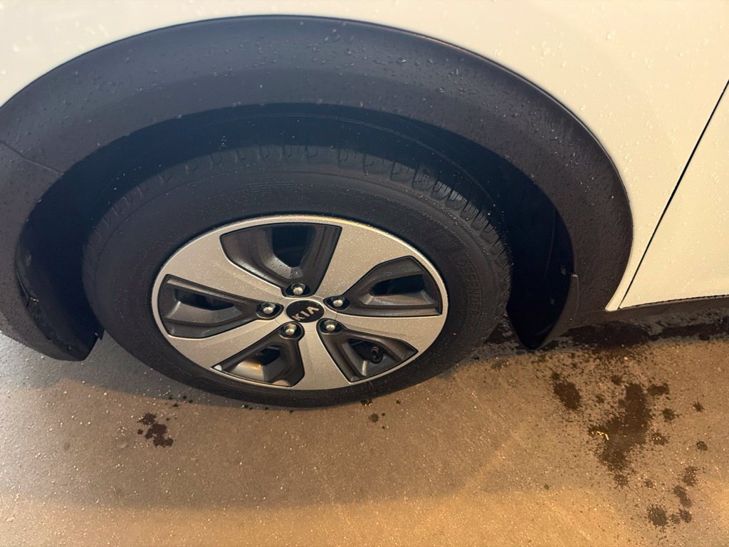 Used 2018 Kia Niro EX w/ EX Premium Package FWD image 2