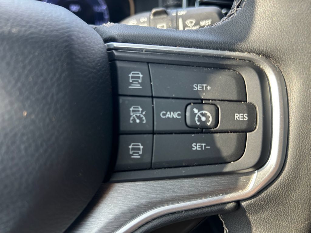 Used 2025 Jeep Wagoneer L Series II w/ 8-pass Seating Package AWD/4WD image 41