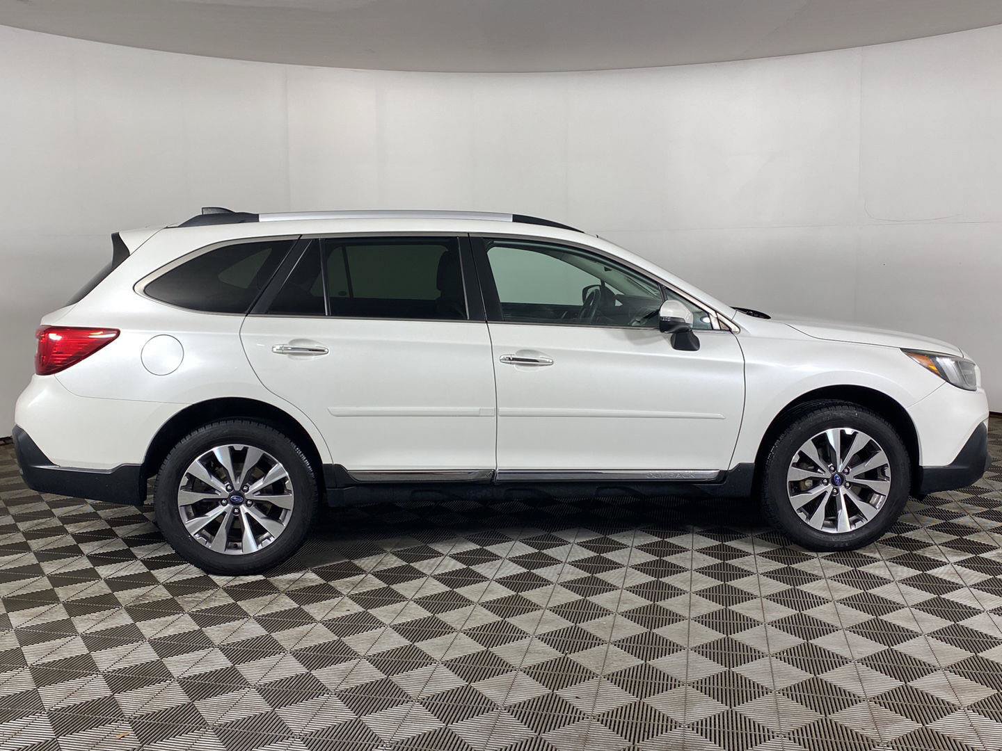 Used 2019 Subaru Outback 2.5i Touring AWD/4WD image 4