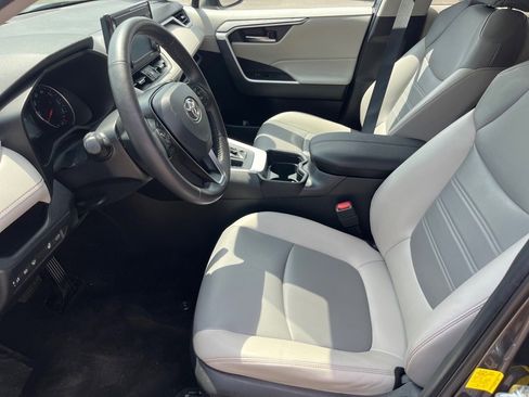 Used 2020 Toyota RAV4 XLE Premium image 5