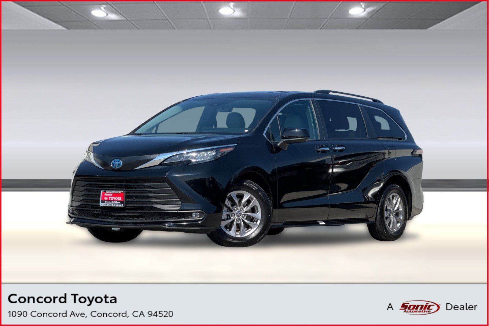 Used 2025 Toyota Sienna XLE FWD image 1