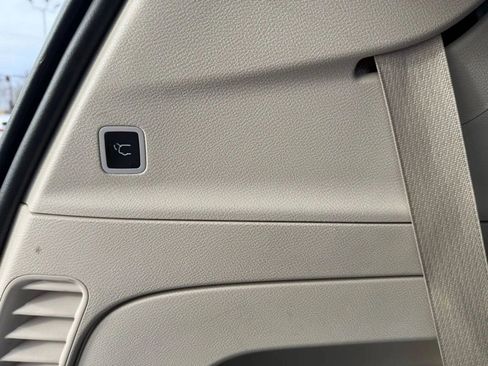 Used 2023 Chrysler Voyager LX image 22