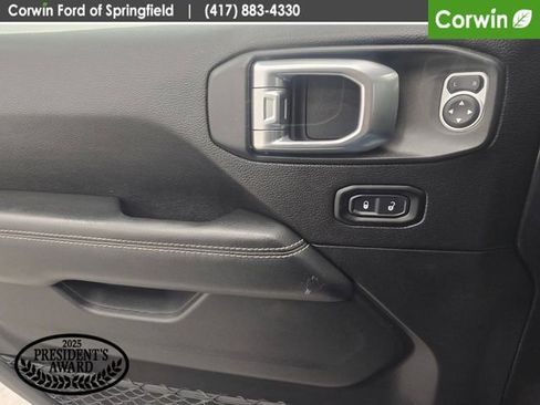 Used 2019 Jeep Wrangler Unlimited Sahara w/ LED Lighting Group AWD/4WD image 33